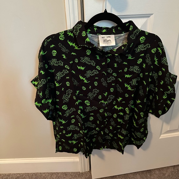 NWT Rob Zombie x Hot Topic crop button down (junior’s sizing / junior’s medium) - Picture 7 of 9